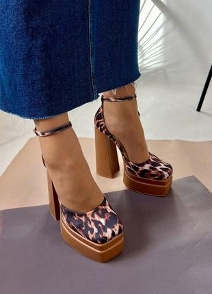 Женские атласные туфли  босоножки на высоком квадратном каблуке5 фото