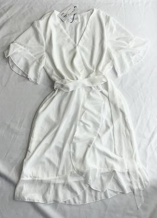 Белое платье с короткими рукавами и поясом s с рюшами
