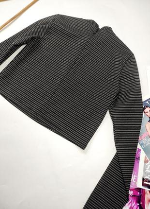 Водолазка женская укороченная в полоску прямого кроя серого цвета от бренда minimum xs s3 фото