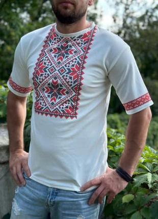 Чоловіча футболка з принтом вишиванка