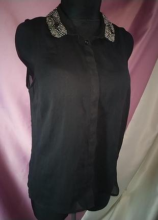 Чорна напівпрозора блузка без рукавів із прикрашеним бісером коміром