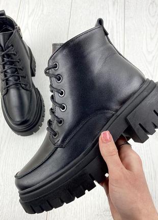 Короткие черные женские кожаные ботинки на шнурках весна-осень