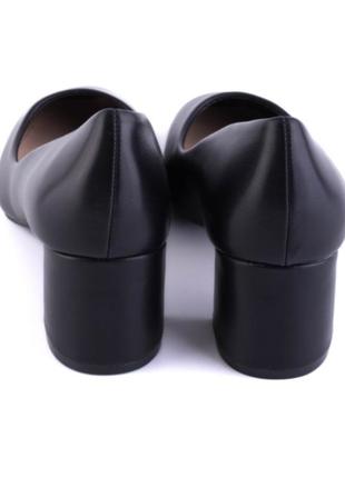 Стильные черные туфли на широком устойчивом каблуке модные классические5 фото