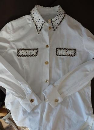 Белая, стильная, рубашка с вышитым воротничком и карманами бисером3 фото