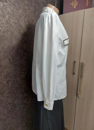 Белая, стильная, рубашка с вышитым воротничком и карманами бисером5 фото