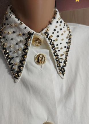Белая, стильная, рубашка с вышитым воротничком и карманами бисером7 фото