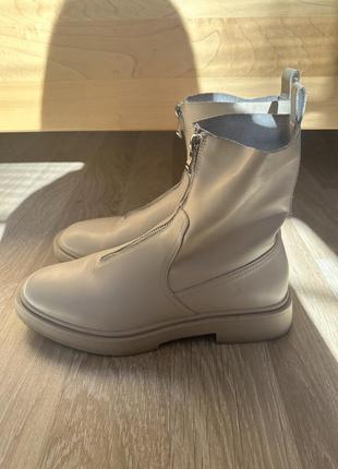 Черевики молочного кольору