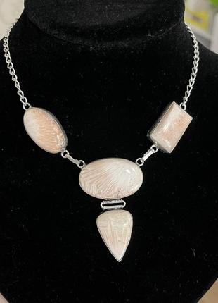 Колье сколецит