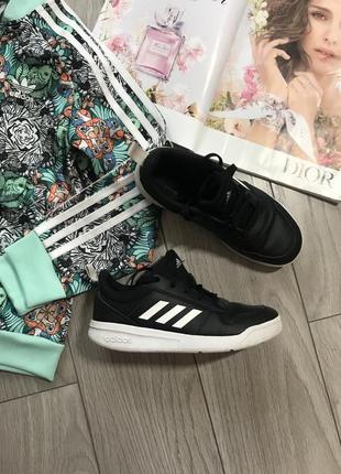 Кроссовки adidas кожаные р.34 (22см)