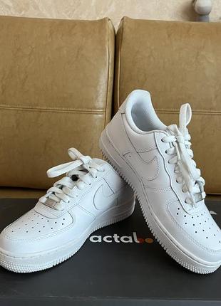 Жіночі кеди nike airforce 1 '07 triple white3 фото