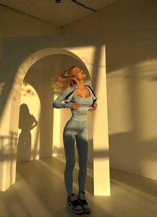 Удобный спортивный комплект тройка, леггинсы + топ + кофта из микродайвинга