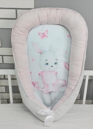 Кокон - гнездышко для новорожденного съемным матрасиком - зайка в платье серо-розовый - 88х55х12см
