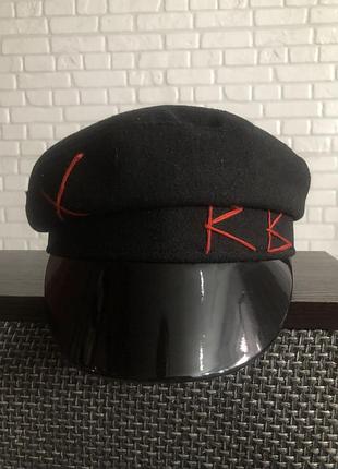 Кепка с козырьком