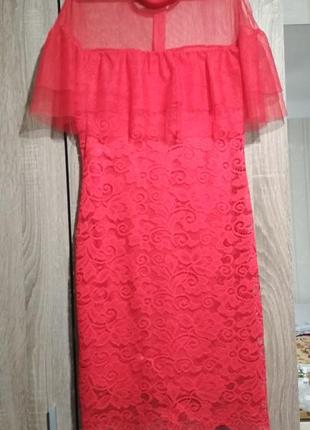 Вечернее элегантное красное кружевное платье футляр италия
