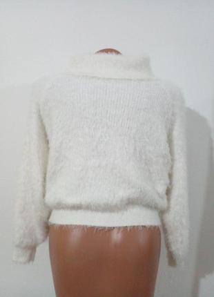 Короткий белоснежный свитер травка4 фото