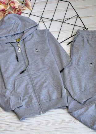 Замечательный спортивный костюм на мальчика