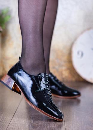 Туфлі жіночі шкіряні чорні лакові на товстому каблуку 1699т