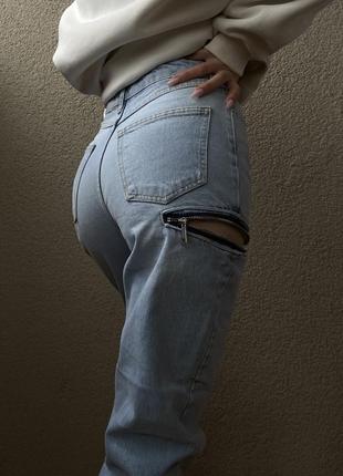 Стильные светлые прямые джинсы с разрезами на бедрах🔥