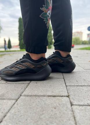 Женские кроссовки adidas yeezy boost 700 v3 люкс качество3 фото