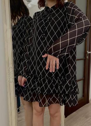 Чорна сукня з рюшами1 фото
