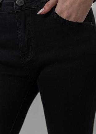 Стильные рваные на коленях джинсы4 фото