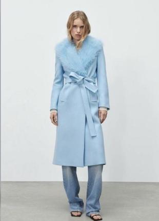 Голубое шерстяное пальто с искусственным мехом под пояс из новой коллекции mango размер s