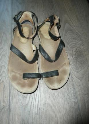 Ugg оригинал кожаные босоножки угг, р 37,5-38, вся длина 24,5 см очень хорошее состояние