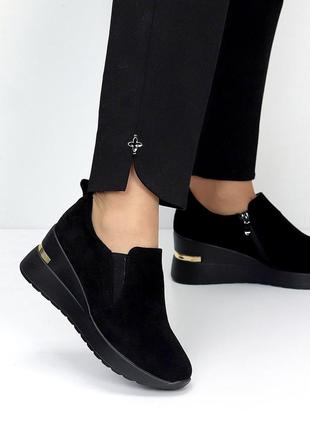 Чорні жіночі снікерси кросівки хайтопи на танкетці високій підошві замшеві