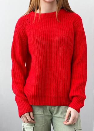Яркий свитер крупной вязки