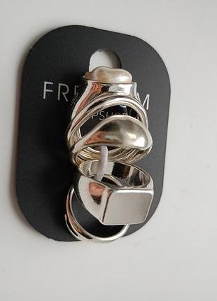 Набор серебристых колечек