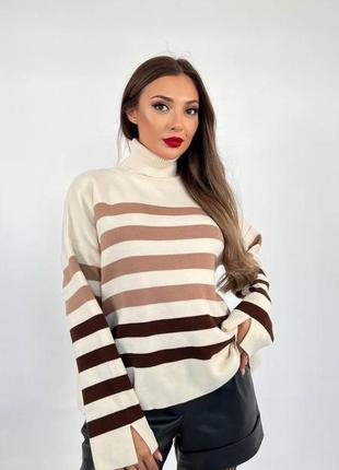 Стильний светр у смужку