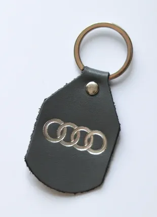 Брелок з логотипом авто "audi" сірий з посрібленням.