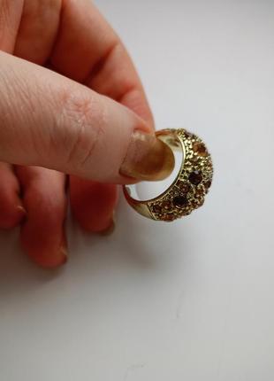 Золотистое кольцо со стразами4 фото