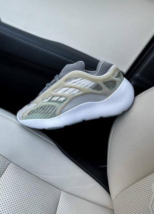 Женские кроссовки adidas yeezy boost 700 v3 люкс качество1 фото