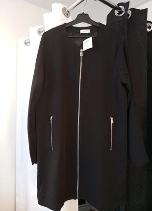 Черное пальто.