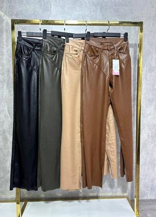 Женские брюки трубы из эко кожи на флисе с кокеткой и пуговицами стильные качественные коричневые бежевые серые черные4 фото