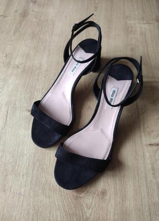 Шикарні жіночі шкіряні босоніжки miu miu від prada, італія, оригінал. розмір 40.