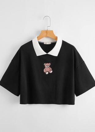 Стильна коротка чорна топ футболка з білим коміром ведмедик