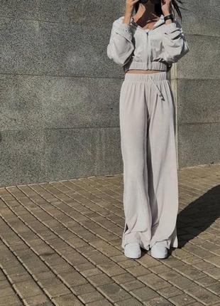 Женский костюм велюровый на молнии (зип-худи) с брюками палаццо с разрезами3 фото