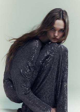 Сукня з блискітками та відкритою спиною