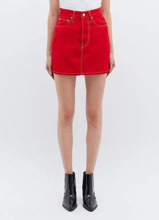 Красная джинсовая мини юбка с белой строчкой, красная котоновая мини юбка3 фото