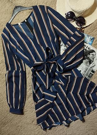 Гарна сукня з рюшами та поясом/плаття