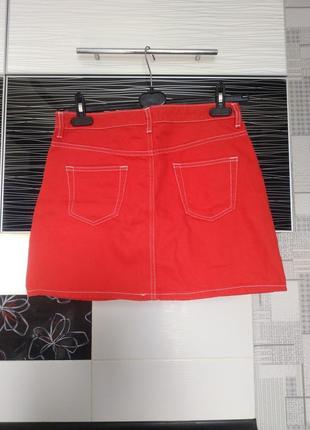 Красная джинсовая мини юбка с белой строчкой, красная котоновая мини юбка5 фото