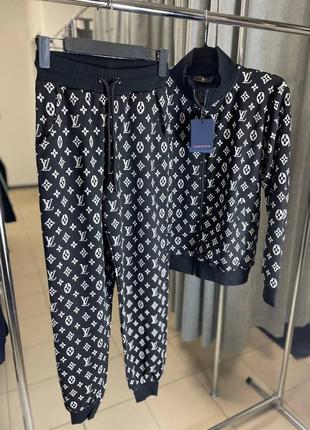 Женский костюм