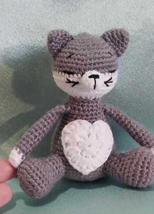 Кот вязаная игрушка, котик с сердечком на животе