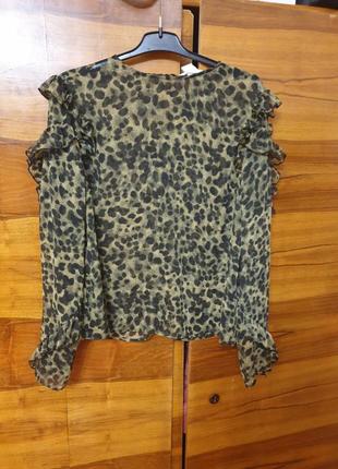 Симпатичная лёгкая блузка блуза с красивыми рукавами!)