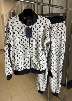 Женский костюм