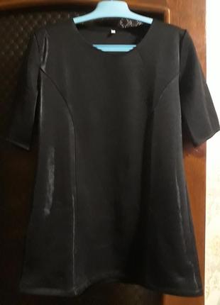 Блуза из блестящей ткани.