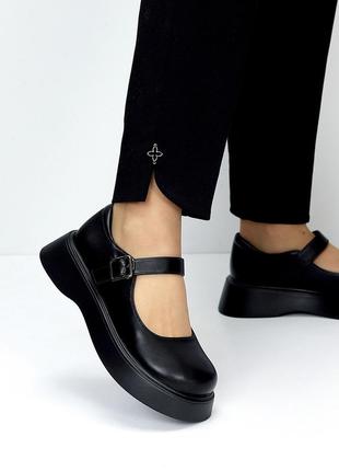 Модельные черные туфли на шлейке низкий ход круглый носок современный дизайн