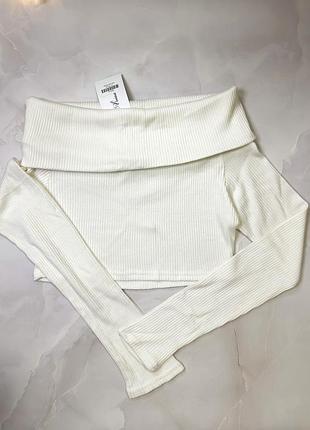 Белый молочный кроп топ в рубчик кофта свитер с открытыми плечами нарядная вечерняя